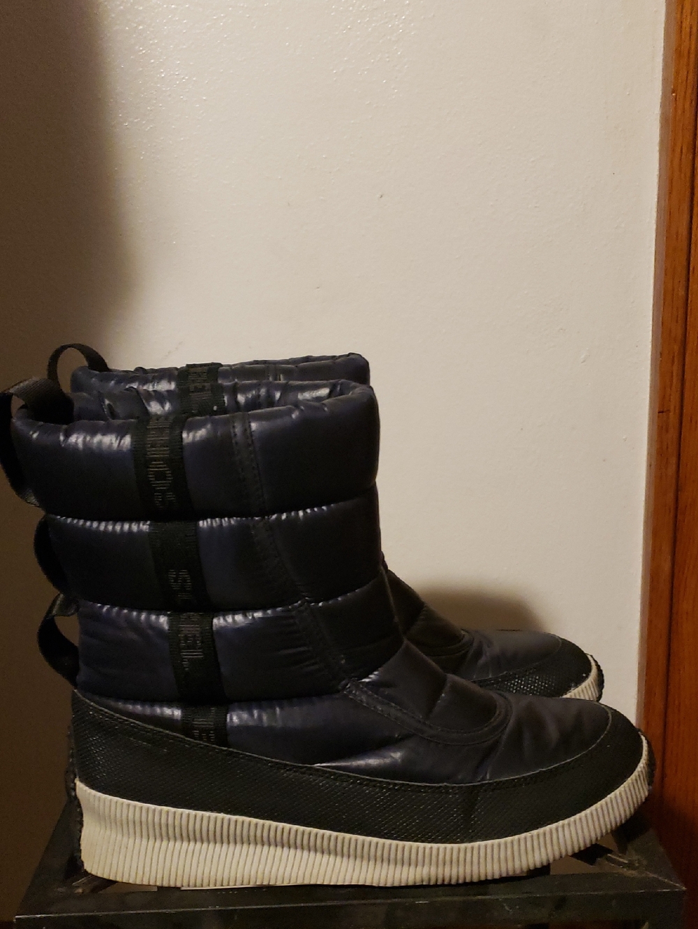 EUC Women's Size 10.5 Sorel Out N About Puffer Snow Boots in Navy and Black